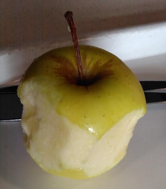 pomme pelée par un enfant