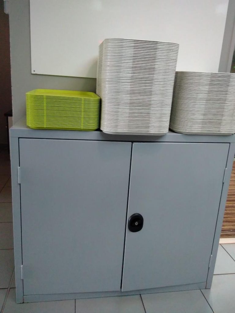 armoire plateaux