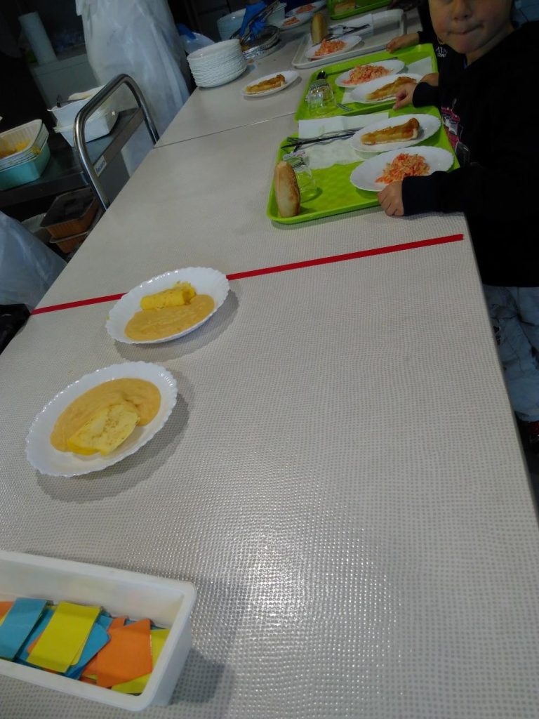 table avec plateaux verts