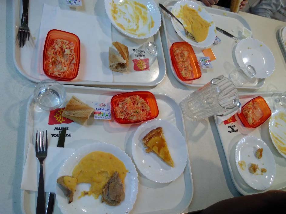 plateaux avec restes