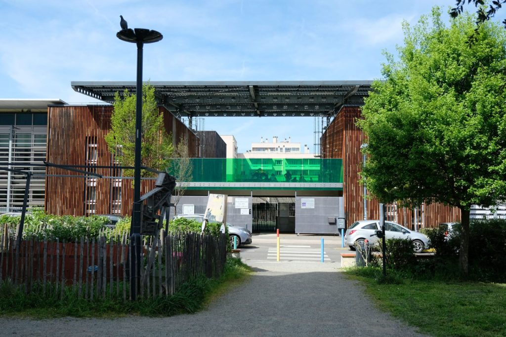 entrée école mater crèche
