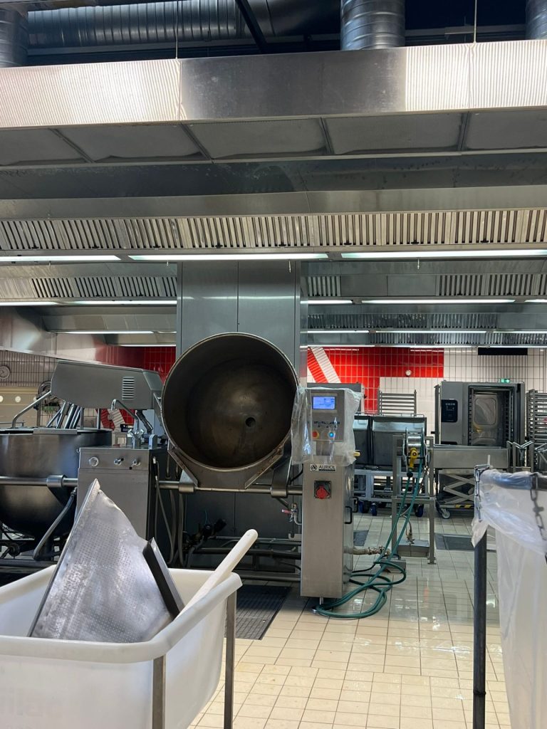 visite cuisine centrale mars 2024 vue de la cuisine